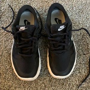 Nike orive tennis shoes black